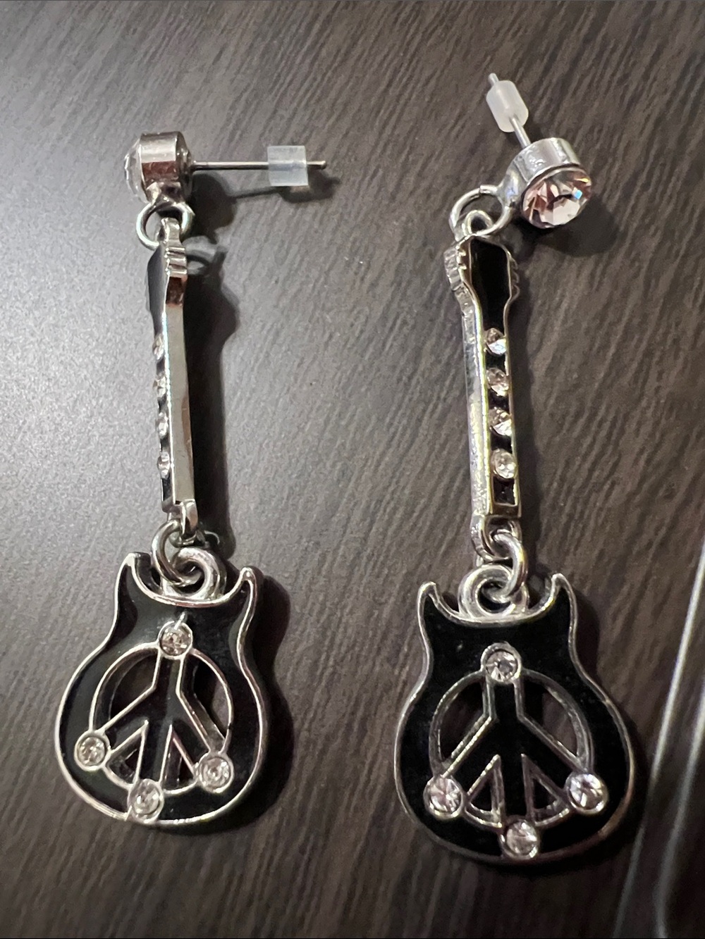 Hard Rock Cafe Black and Silver Guitar Peace Sign Drop Earrings, Like New! 🎸☮️🎸